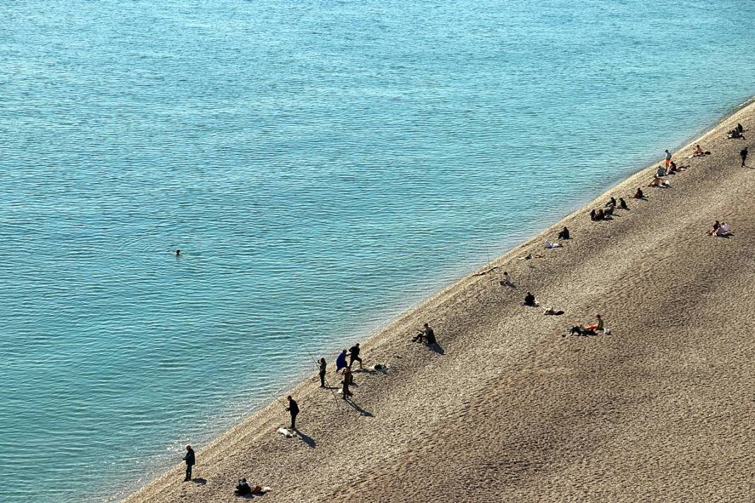 O kent iki mevsimi aynı anda yaşadı: Bir yanda kar, diğer yanda deniz keyfi! Dağ, tepe, sahil, deniz doldu taştı 16